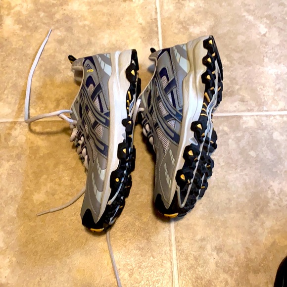 ASICS - Picture 3 of 4